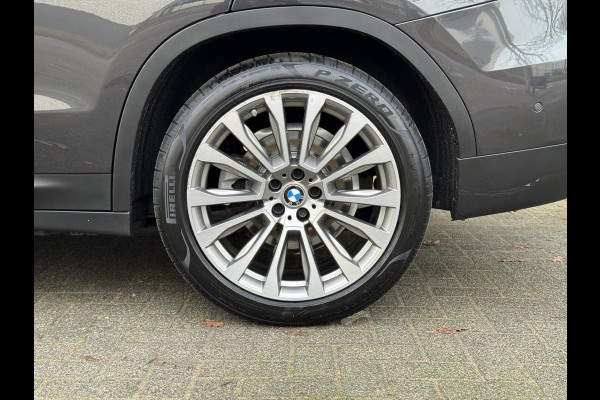 BMW X3 xDrive20i High Executive / Panoramadak / Adaptive LED / Camera / Navigatiesysteem Professional /  Trekhaak / Sportstoel / HiFi Luidsprekersysteem / Stoelverwarming / 20" velgen / Dakreling