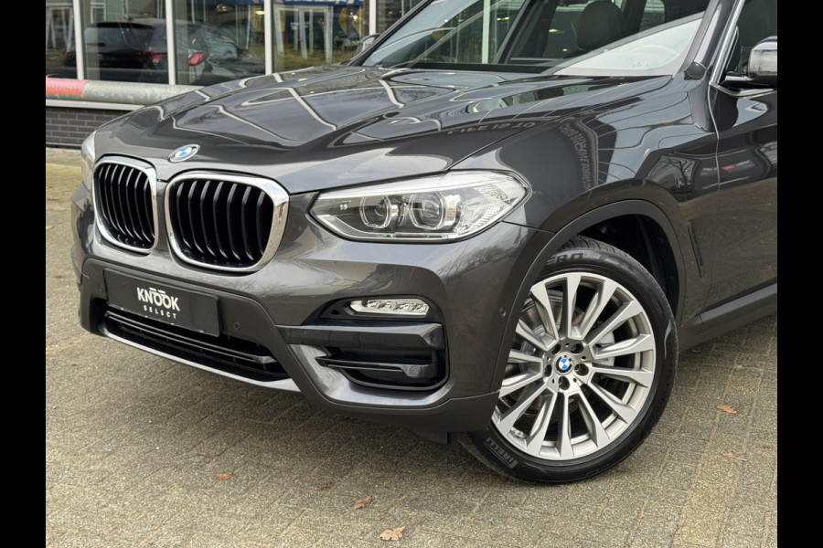 BMW X3 xDrive20i High Executive / Panoramadak / Adaptive LED / Camera / Navigatiesysteem Professional /  Trekhaak / Sportstoel / HiFi Luidsprekersysteem / Stoelverwarming / 20" velgen / Dakreling