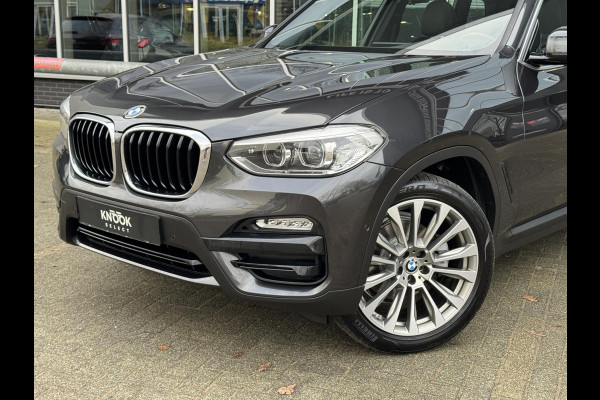BMW X3 xDrive20i High Executive / Panoramadak / Adaptive LED / Camera / Navigatiesysteem Professional /  Trekhaak / Sportstoel / HiFi Luidsprekersysteem / Stoelverwarming / 20" velgen / Dakreling