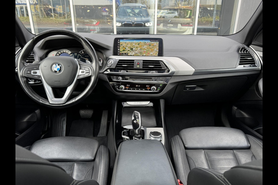 BMW X3 xDrive20i High Executive / Panoramadak / Adaptive LED / Camera / Navigatiesysteem Professional /  Trekhaak / Sportstoel / HiFi Luidsprekersysteem / Stoelverwarming / 20" velgen / Dakreling