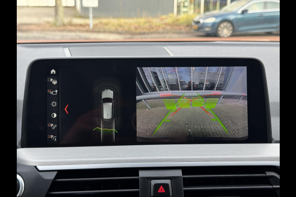 BMW X3 xDrive20i High Executive / Panoramadak / Adaptive LED / Camera / Navigatiesysteem Professional /  Trekhaak / Sportstoel / HiFi Luidsprekersysteem / Stoelverwarming / 20" velgen / Dakreling