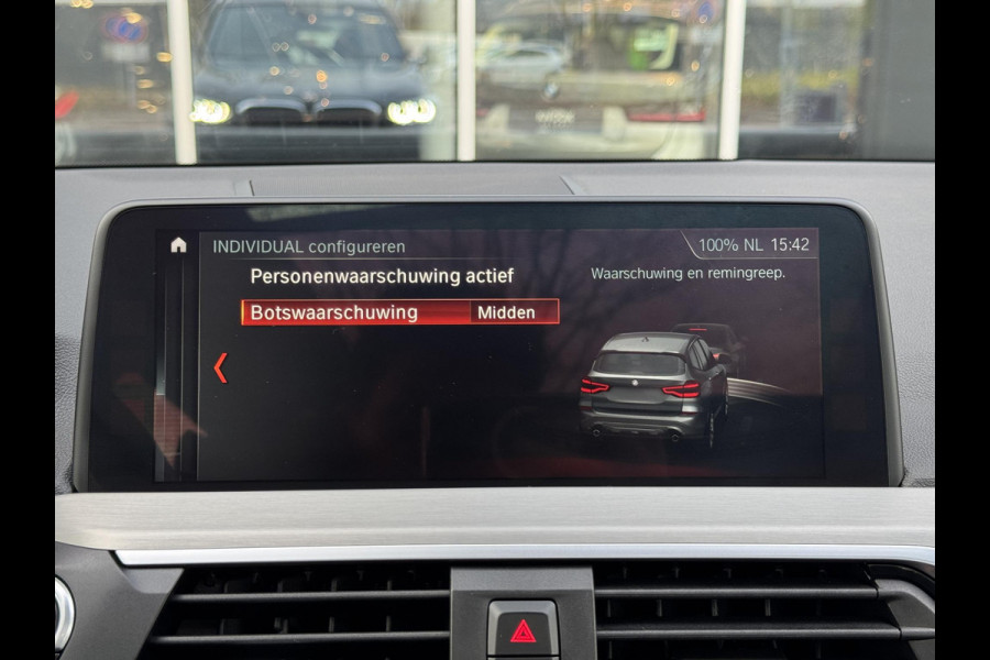 BMW X3 xDrive20i High Executive / Panoramadak / Adaptive LED / Camera / Navigatiesysteem Professional /  Trekhaak / Sportstoel / HiFi Luidsprekersysteem / Stoelverwarming / 20" velgen / Dakreling