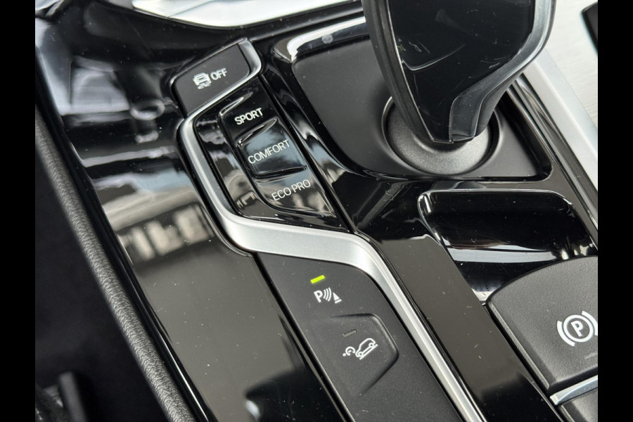 BMW X3 xDrive20i High Executive / Panoramadak / Adaptive LED / Camera / Navigatiesysteem Professional /  Trekhaak / Sportstoel / HiFi Luidsprekersysteem / Stoelverwarming / 20" velgen / Dakreling