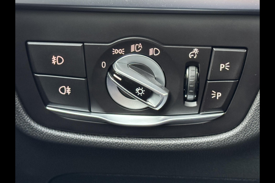 BMW X3 xDrive20i High Executive / Panoramadak / Adaptive LED / Camera / Navigatiesysteem Professional /  Trekhaak / Sportstoel / HiFi Luidsprekersysteem / Stoelverwarming / 20" velgen / Dakreling