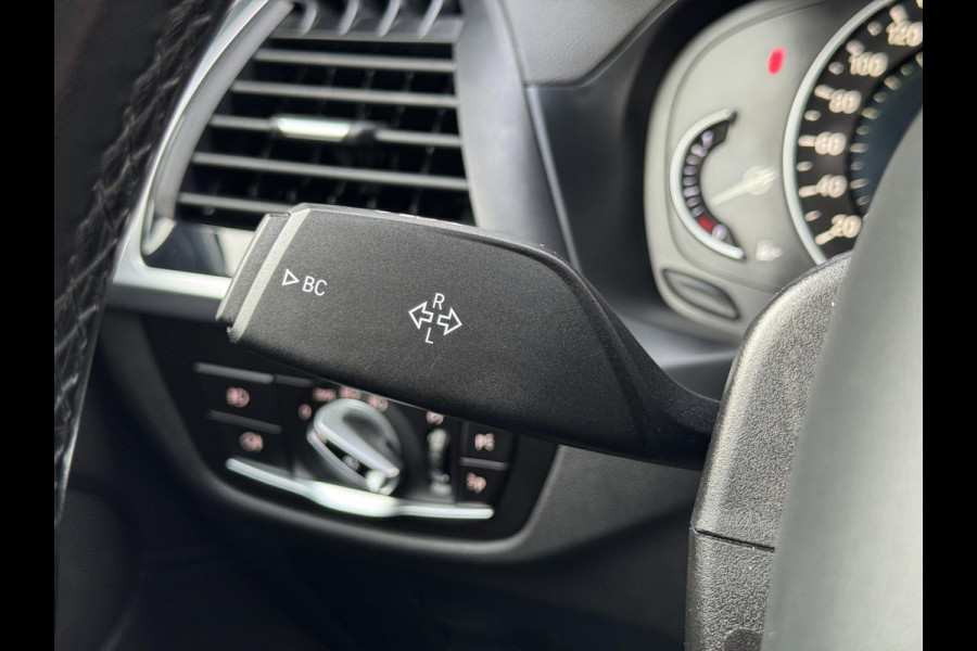 BMW X3 xDrive20i High Executive / Panoramadak / Adaptive LED / Camera / Navigatiesysteem Professional /  Trekhaak / Sportstoel / HiFi Luidsprekersysteem / Stoelverwarming / 20" velgen / Dakreling