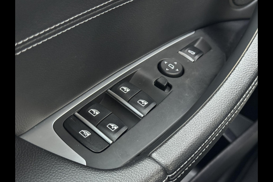 BMW X3 xDrive20i High Executive / Panoramadak / Adaptive LED / Camera / Navigatiesysteem Professional /  Trekhaak / Sportstoel / HiFi Luidsprekersysteem / Stoelverwarming / 20" velgen / Dakreling
