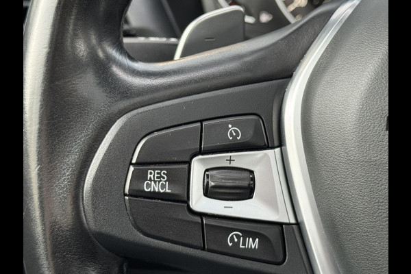 BMW X3 xDrive20i High Executive / Panoramadak / Adaptive LED / Camera / Navigatiesysteem Professional /  Trekhaak / Sportstoel / HiFi Luidsprekersysteem / Stoelverwarming / 20" velgen / Dakreling