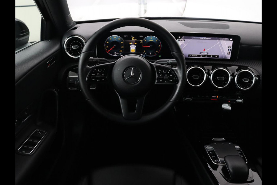 Mercedes-Benz A-Klasse 180d Launch Edition | Stoelverwarming | Trekhaak | AMG Line | Camera | Navigatie | Widescreen | Half leder | Park Assist | Climate control | Cruise control