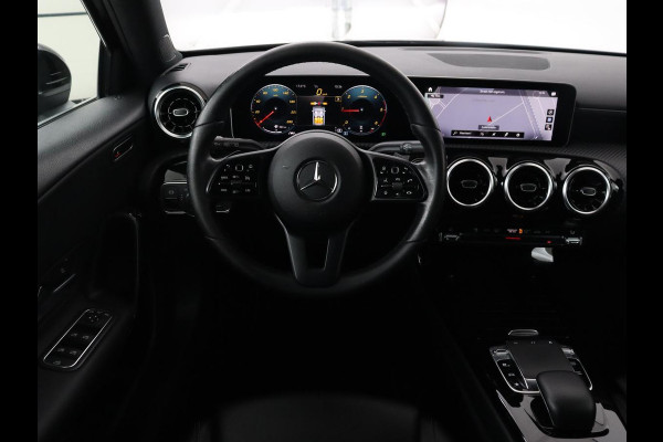 Mercedes-Benz A-Klasse 180d Launch Edition | Stoelverwarming | Trekhaak | AMG Line | Camera | Navigatie | Widescreen | Half leder | Park Assist | Climate control | Cruise control