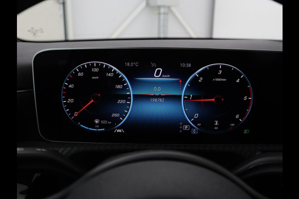 Mercedes-Benz A-Klasse 180d Launch Edition | Stoelverwarming | Trekhaak | AMG Line | Camera | Navigatie | Widescreen | Half leder | Park Assist | Climate control | Cruise control