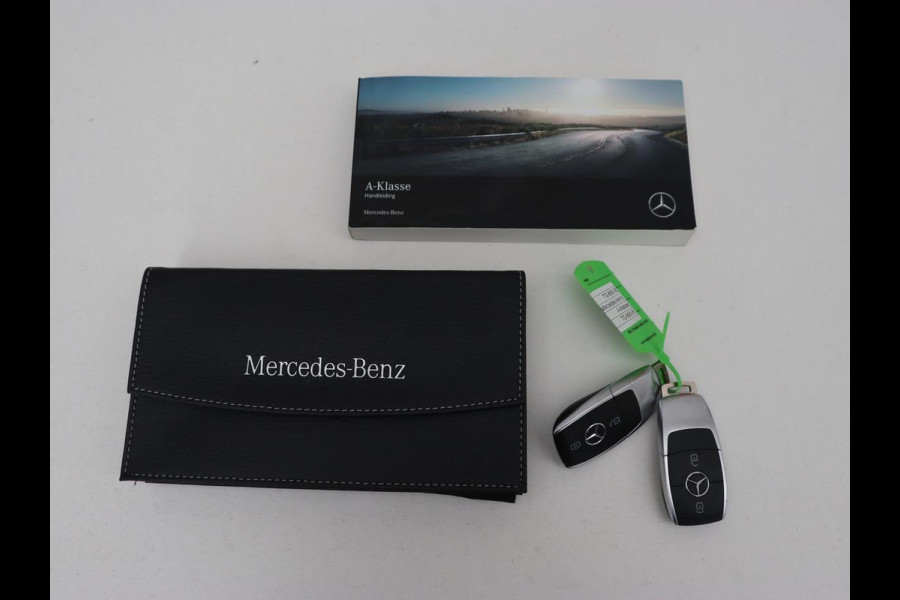 Mercedes-Benz A-Klasse 180d Launch Edition | Stoelverwarming | Trekhaak | AMG Line | Camera | Navigatie | Widescreen | Half leder | Park Assist | Climate control | Cruise control
