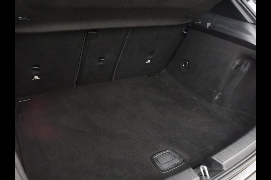 Mercedes-Benz A-Klasse 180d Launch Edition | Stoelverwarming | Trekhaak | AMG Line | Camera | Navigatie | Widescreen | Half leder | Park Assist | Climate control | Cruise control