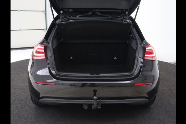 Mercedes-Benz A-Klasse 180d Launch Edition | Stoelverwarming | Trekhaak | AMG Line | Camera | Navigatie | Widescreen | Half leder | Park Assist | Climate control | Cruise control