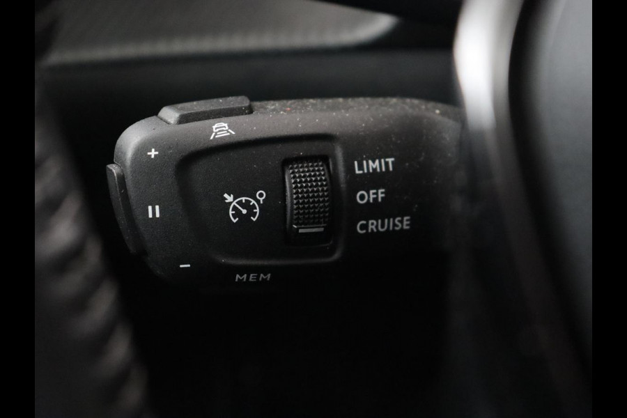 Peugeot e-2008 EV Allure 50 kWh | 3 Fase | Panoramadak | Adaptive cruise | Keyless | Camera | Carplay | Half leder | Navigatie