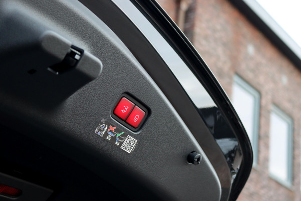 Mercedes-Benz CLE Coupé 200 AMG Line | Distronic | Memory | Burmester | Panoramadak | HUD | Digital Light | Verwarmd Stuurwiel | Surround Camera | Keyless Go | Nightpakket |