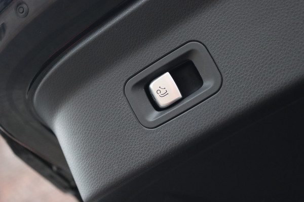 Mercedes-Benz GLC Coupé 250 4MATIC AMG Line | Trekhaak | Camera | Dodehoekassistent | Leder | Sfeerverlichting | Cruise Control | Nightpakket | Stoelverwarming |