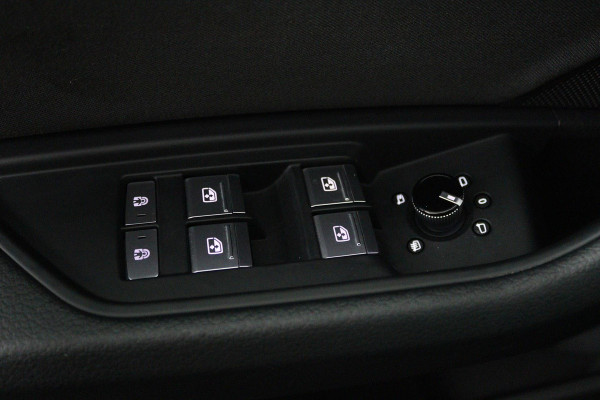 Audi e-tron 50 quattro Business edition 71 kWh (NAVIGATIE, STOELVERWARMING, CARPLAY, CAMERA, AUTO INPARKEREN, 1e EIGENAAR)