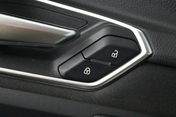 Audi e-tron 50 quattro Business edition 71 kWh (NAVIGATIE, STOELVERWARMING, CARPLAY, CAMERA, AUTO INPARKEREN, 1e EIGENAAR)