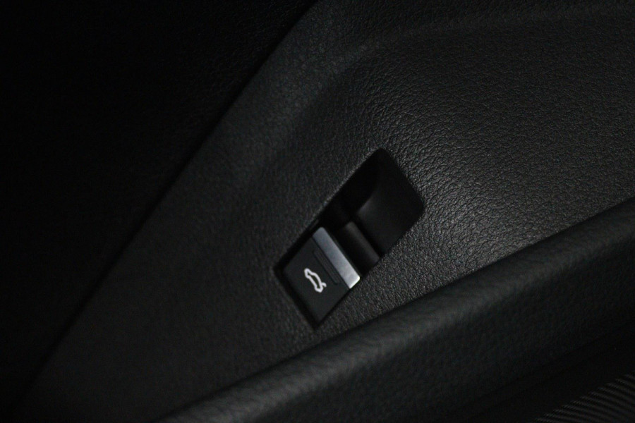 Audi e-tron 50 quattro Business edition 71 kWh (NAVIGATIE, STOELVERWARMING, CARPLAY, CAMERA, AUTO INPARKEREN, 1e EIGENAAR)