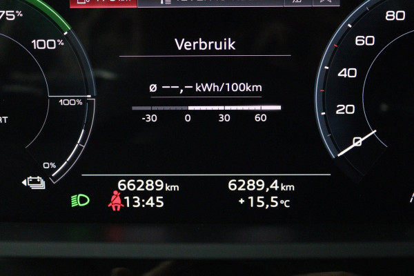 Audi e-tron 50 quattro Business edition 71 kWh (NAVIGATIE, STOELVERWARMING, CARPLAY, CAMERA, AUTO INPARKEREN, 1e EIGENAAR)