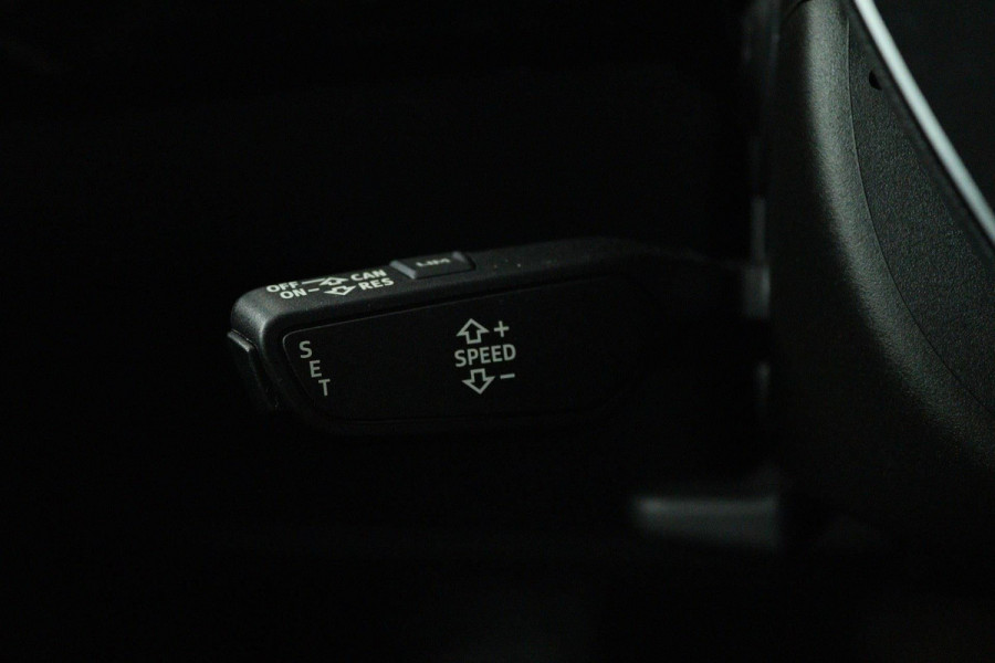 Audi e-tron 50 quattro Business edition 71 kWh (NAVIGATIE, STOELVERWARMING, CARPLAY, CAMERA, AUTO INPARKEREN, 1e EIGENAAR)