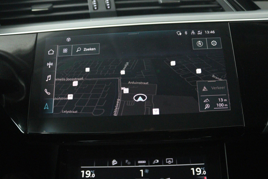 Audi e-tron 50 quattro Business edition 71 kWh (NAVIGATIE, STOELVERWARMING, CARPLAY, CAMERA, AUTO INPARKEREN, 1e EIGENAAR)