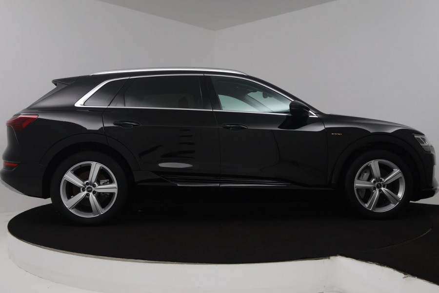 Audi e-tron 50 quattro Business edition 71 kWh (NAVIGATIE, STOELVERWARMING, CARPLAY, CAMERA, AUTO INPARKEREN, 1e EIGENAAR)