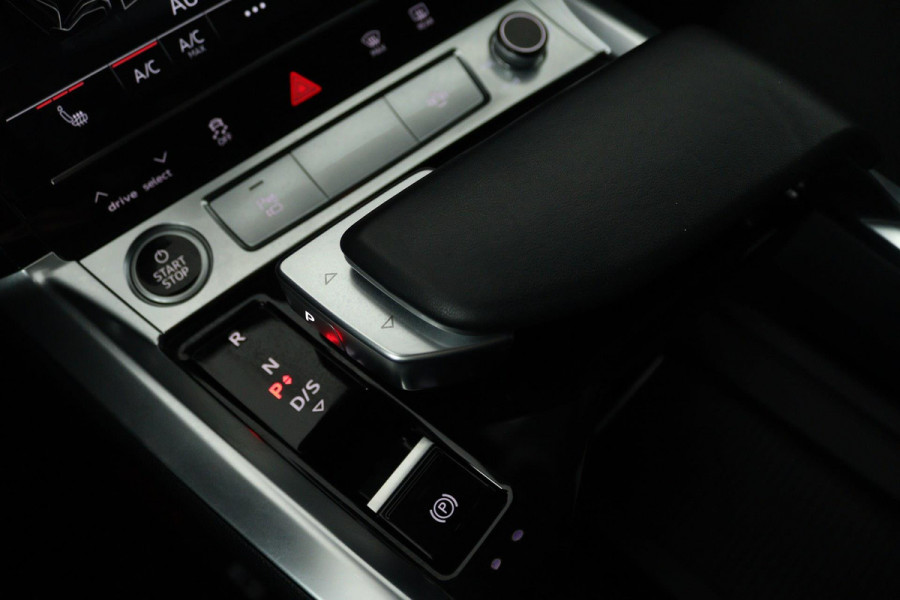 Audi e-tron 50 quattro Business edition 71 kWh (NAVIGATIE, STOELVERWARMING, CARPLAY, CAMERA, AUTO INPARKEREN, 1e EIGENAAR)