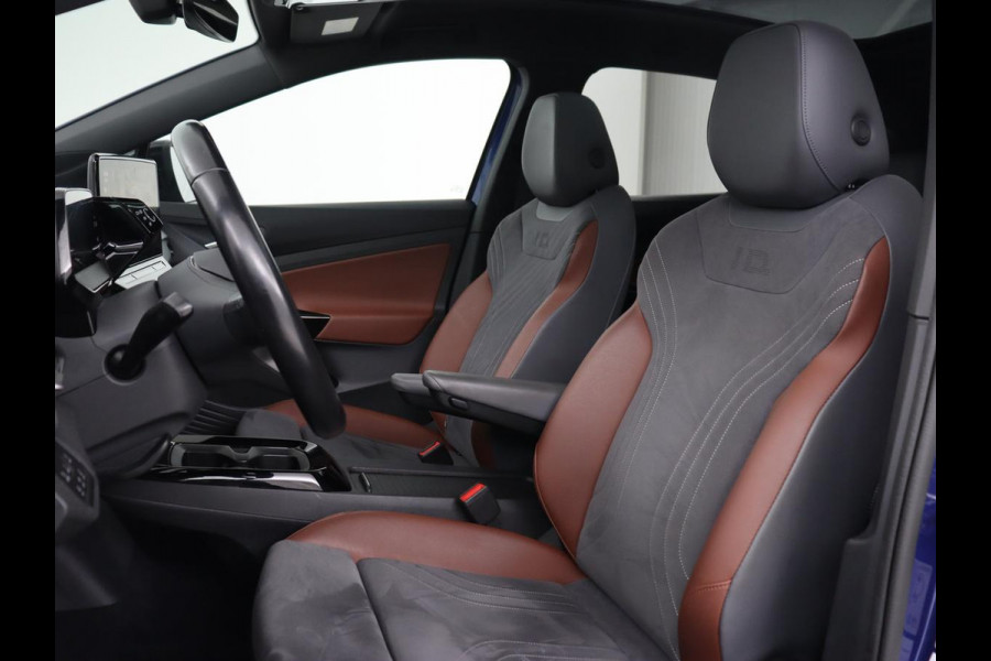 Volkswagen ID.4 First Max 77 kWh | Panoramadak | Stoelverwarming | Head-Up | Trekhaak | 360 Camera | Sfeerverlichting | Half leder | Matrix LED | Carplay | Adaptive cruise | Memory | Keyless | Massage