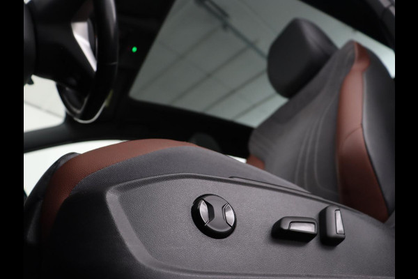 Volkswagen ID.4 First Max 77 kWh | Panoramadak | Stoelverwarming | Head-Up | Trekhaak | 360 Camera | Sfeerverlichting | Half leder | Matrix LED | Carplay | Adaptive cruise | Memory | Keyless | Massage