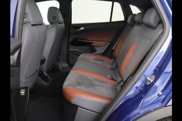 Volkswagen ID.4 First Max 77 kWh | Panoramadak | Stoelverwarming | Head-Up | Trekhaak | 360 Camera | Sfeerverlichting | Half leder | Matrix LED | Carplay | Adaptive cruise | Memory | Keyless | Massage