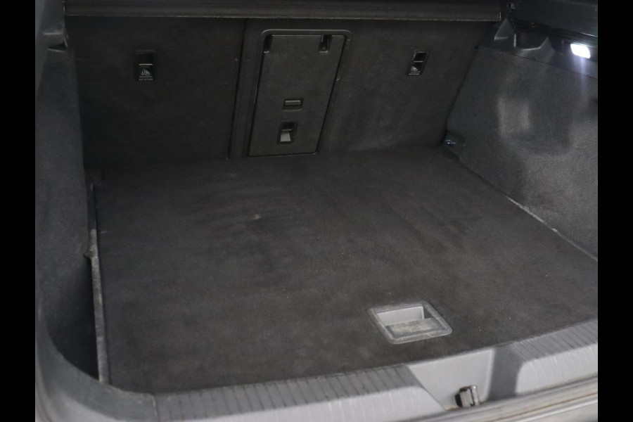 Volkswagen ID.4 First Max 77 kWh | Panoramadak | Stoelverwarming | Head-Up | Trekhaak | 360 Camera | Sfeerverlichting | Half leder | Matrix LED | Carplay | Adaptive cruise | Memory | Keyless | Massage