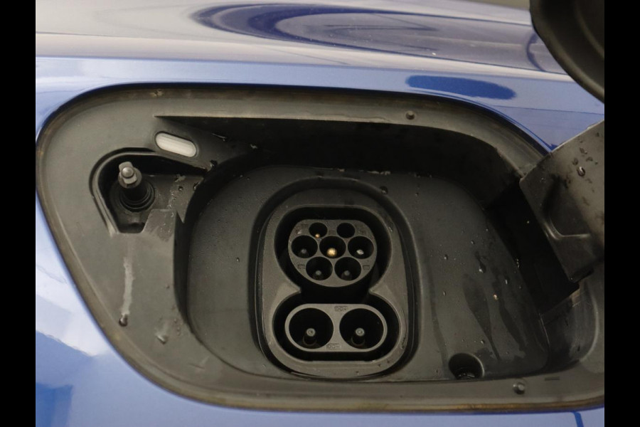 Volkswagen ID.4 First Max 77 kWh | Panoramadak | Stoelverwarming | Head-Up | Trekhaak | 360 Camera | Sfeerverlichting | Half leder | Matrix LED | Carplay | Adaptive cruise | Memory | Keyless | Massage