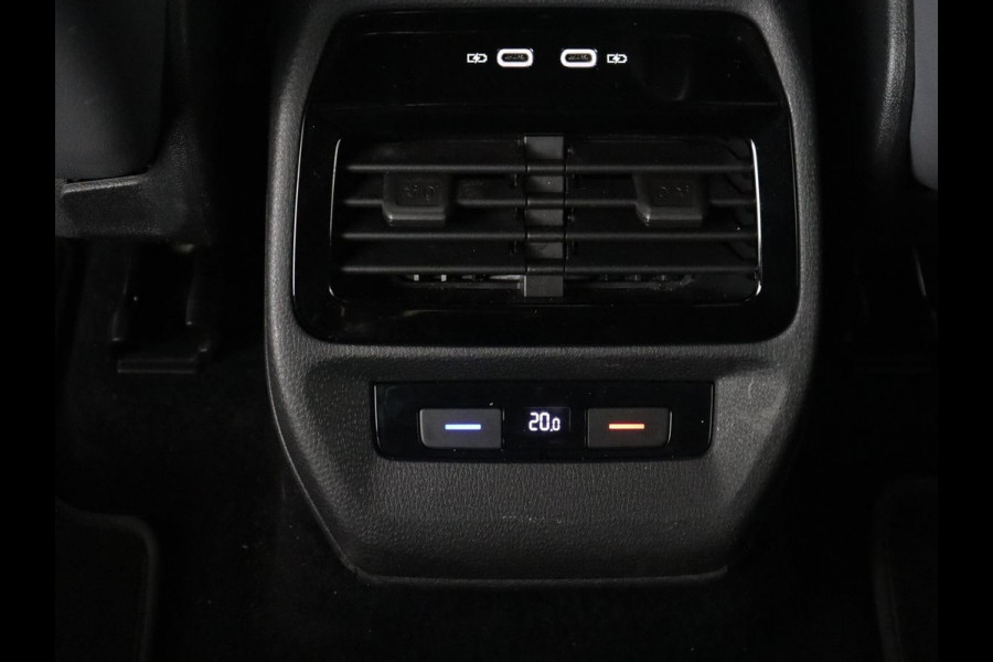 Volkswagen ID.4 First Max 77 kWh | Panoramadak | Stoelverwarming | Head-Up | Trekhaak | 360 Camera | Sfeerverlichting | Half leder | Matrix LED | Carplay | Adaptive cruise | Memory | Keyless | Massage