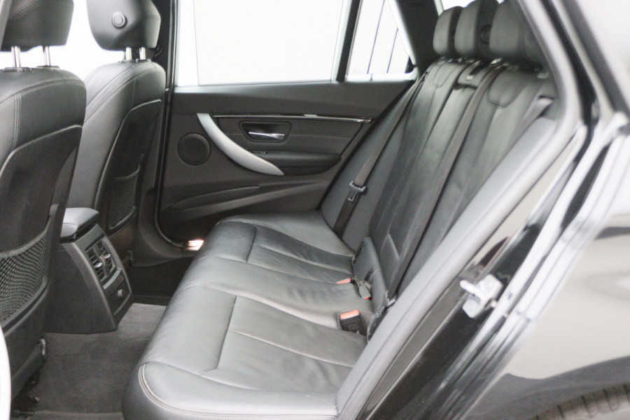 BMW 3 Serie Touring 318i M Sport Edition Leer, Panoramadak, Camera, Navigatie, Bluetooth, Verwarmde Stoelen, 18''