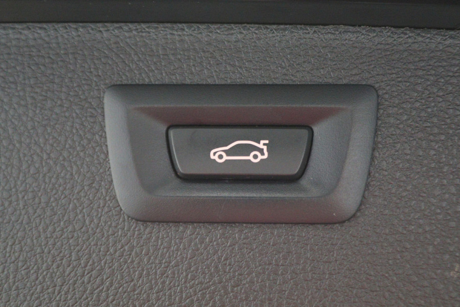 BMW 3 Serie Touring 318i M Sport Edition Leer, Panoramadak, Camera, Navigatie, Bluetooth, Verwarmde Stoelen, 18''