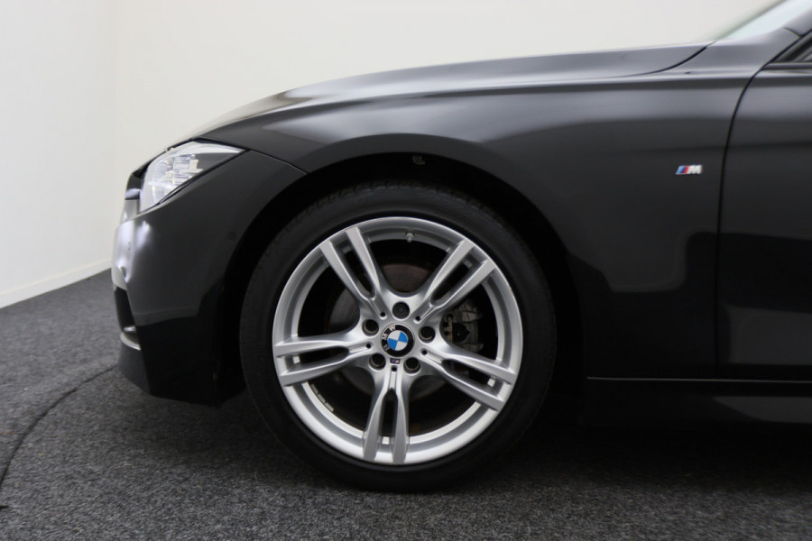 BMW 3 Serie Touring 318i M Sport Edition Leer, Panoramadak, Camera, Navigatie, Bluetooth, Verwarmde Stoelen, 18''