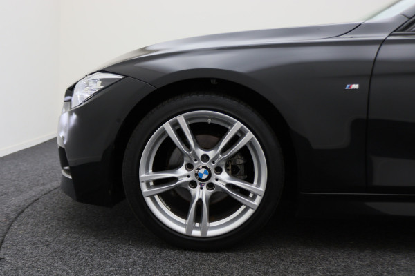 BMW 3 Serie Touring 318i M Sport Edition Leer, Panoramadak, Camera, Navigatie, Bluetooth, Verwarmde Stoelen, 18''