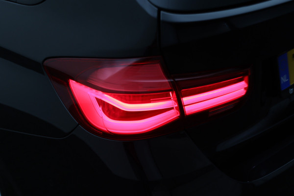 BMW 3 Serie Touring 318i M Sport Edition Leer, Panoramadak, Camera, Navigatie, Bluetooth, Verwarmde Stoelen, 18''