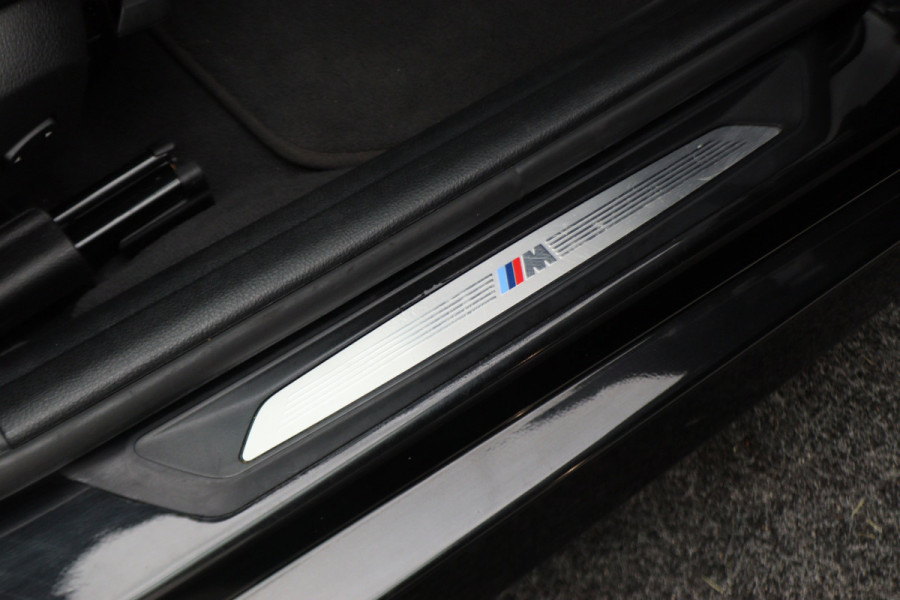 BMW 3 Serie Touring 318i M Sport Edition Leer, Panoramadak, Camera, Navigatie, Bluetooth, Verwarmde Stoelen, 18''