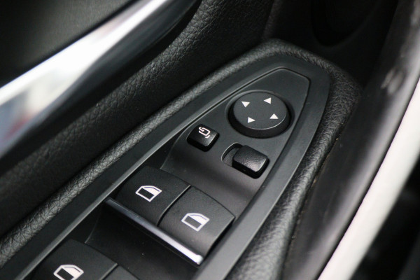 BMW 3 Serie Touring 318i M Sport Edition Leer, Panoramadak, Camera, Navigatie, Bluetooth, Verwarmde Stoelen, 18''