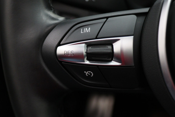 BMW 3 Serie Touring 318i M Sport Edition Leer, Panoramadak, Camera, Navigatie, Bluetooth, Verwarmde Stoelen, 18''