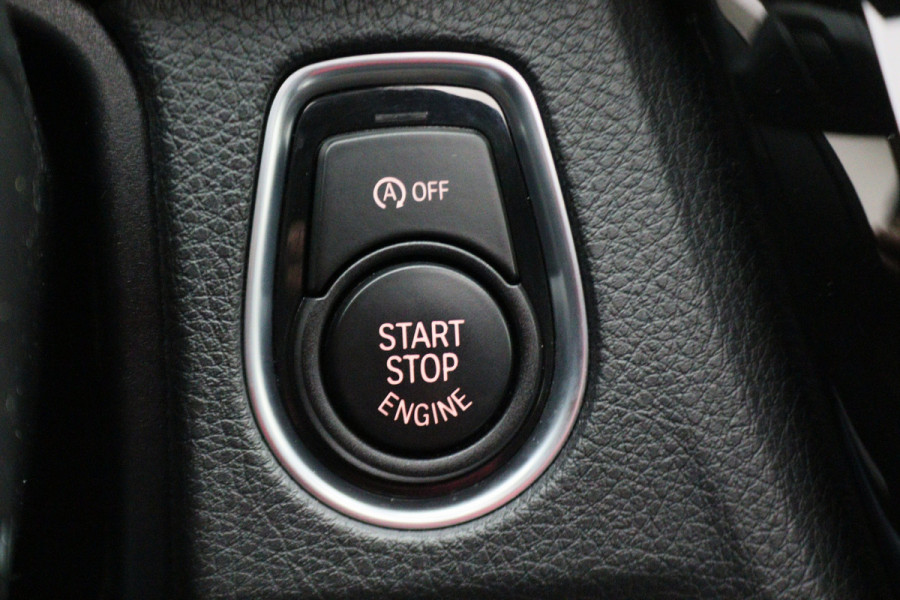 BMW 3 Serie Touring 318i M Sport Edition Leer, Panoramadak, Camera, Navigatie, Bluetooth, Verwarmde Stoelen, 18''