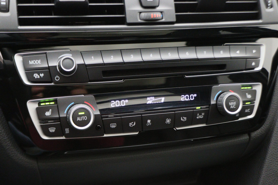 BMW 3 Serie Touring 318i M Sport Edition Leer, Panoramadak, Camera, Navigatie, Bluetooth, Verwarmde Stoelen, 18''