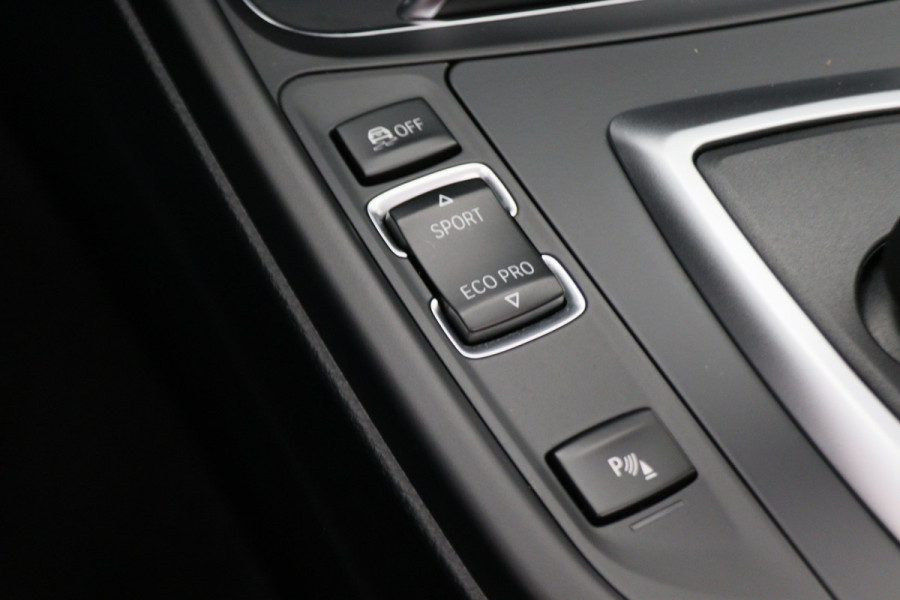 BMW 3 Serie Touring 318i M Sport Edition Leer, Panoramadak, Camera, Navigatie, Bluetooth, Verwarmde Stoelen, 18''