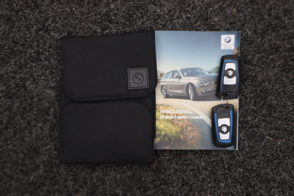 BMW 3 Serie Touring 318i M Sport Edition Leer, Panoramadak, Camera, Navigatie, Bluetooth, Verwarmde Stoelen, 18''