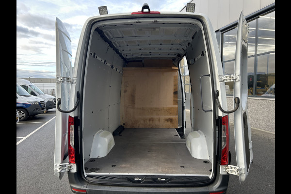 Mercedes-Benz Sprinter 317 CDI L2 H2 2800KG Trekhaak / MBUX / Camera / Navigatie / Stand kachel / Airco / 270 Graden achterdeuren