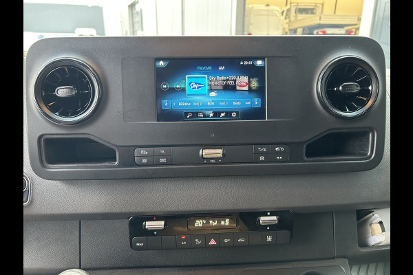 Mercedes-Benz Sprinter 317 CDI L2 H2 2800KG Trekhaak / MBUX / Camera / Navigatie / Stand kachel / Airco / 270 Graden achterdeuren