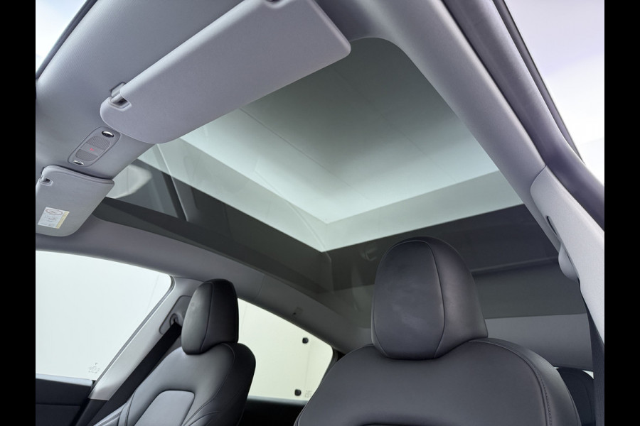 Tesla Model Y Long Range AWD 75kWh SOH 95% Warmtepomp Matrix-Led Leder Navi Ecc Premium Audio Stoel+Stuurverwarming Autopilot Adaptieve Cruise Memory Intel Atom® Processor Achterbank verwarmd 4WD Elek.Stoelen+Achterklep Zeer complete Model Y in de speciale kleur Midnight Cherry Red.