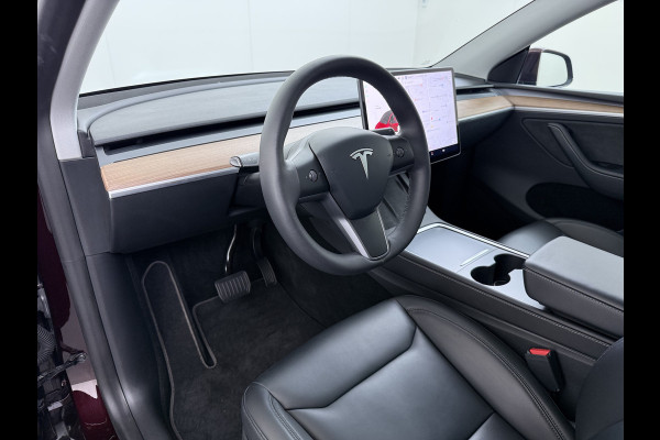 Tesla Model Y Long Range AWD 75kWh SOH 95% Warmtepomp Matrix-Led Leder Navi Ecc Premium Audio Stoel+Stuurverwarming Autopilot Adaptieve Cruise Memory Intel Atom® Processor Achterbank verwarmd 4WD Elek.Stoelen+Achterklep Zeer complete Model Y in de speciale kleur Midnight Cherry Red.